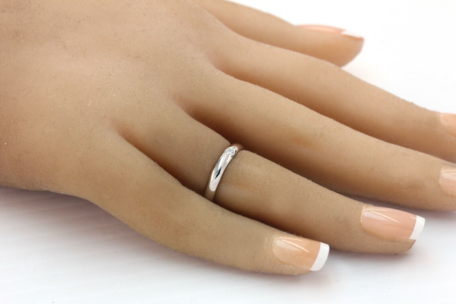 Harry Winston Round Cut Diamond Platinum Band - simonbjewels.co